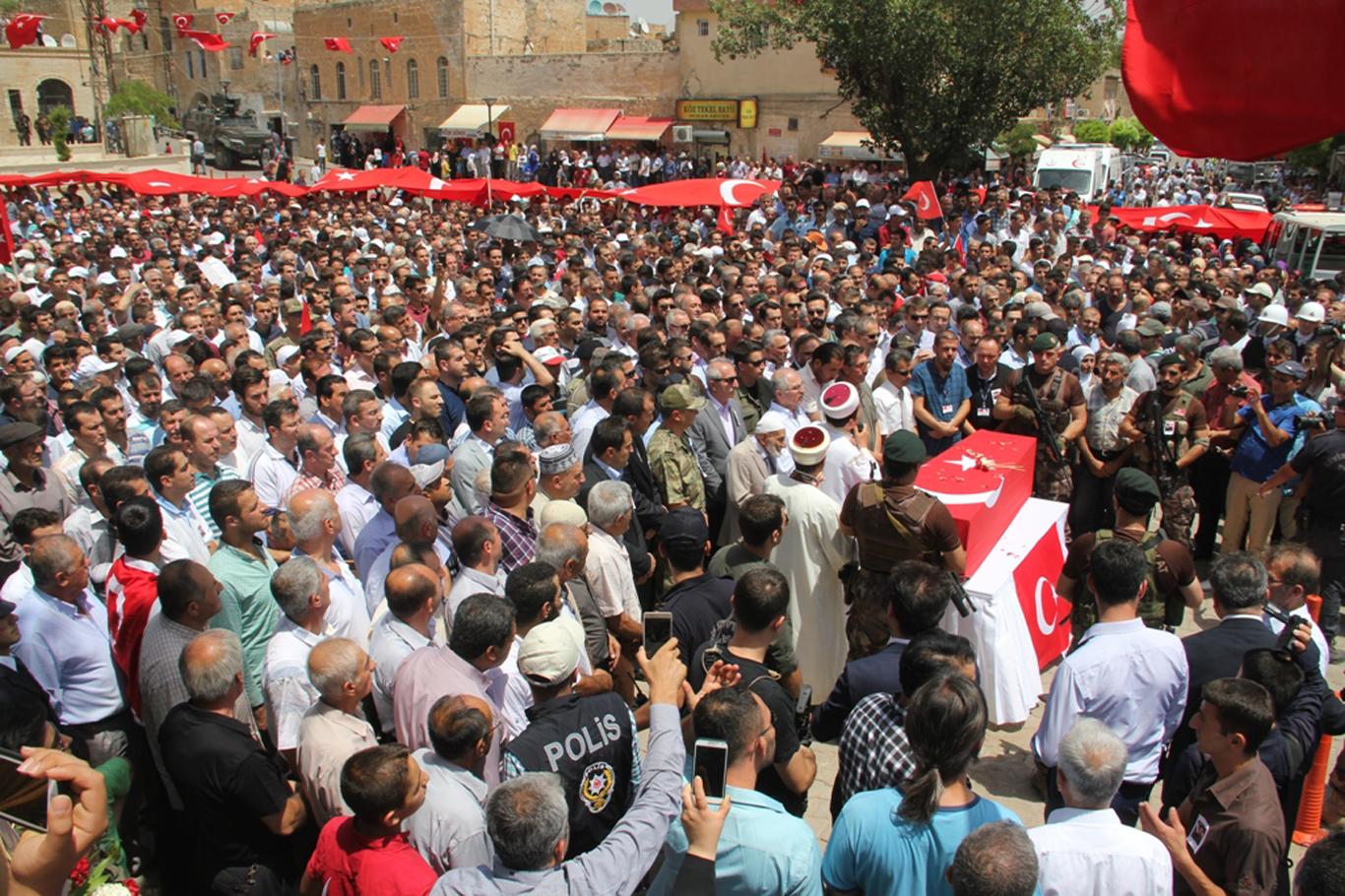 Gölbaşı’ndaki saldırıda hayatını kaybeden polis Midyat'ta defnedildi Gölbaşı’ndaki saldırıda hayatını kaybeden polis Midyat'ta defnedildi